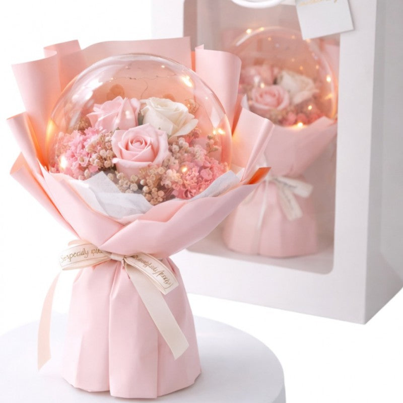 Een boeket geurende zeepbloemen in een geschenkzakje, bolvormig, met LED-verlichting