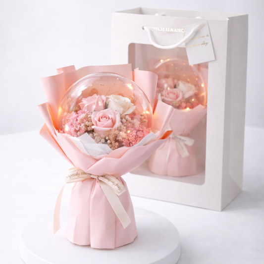 Een boeket geurende zeepbloemen in een geschenkzakje, bolvormig, met LED-verlichting