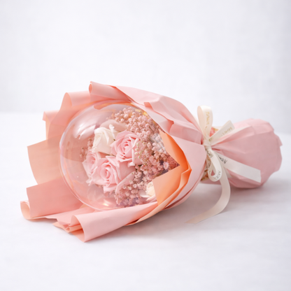 Een boeket geurende zeepbloemen in een geschenkzakje, bolvormig, met LED-verlichting