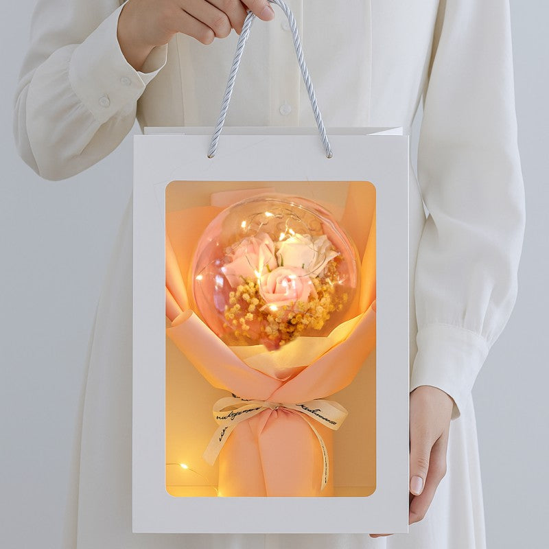 Een boeket geurende zeepbloemen in een geschenkzakje, bolvormig, met LED-verlichting