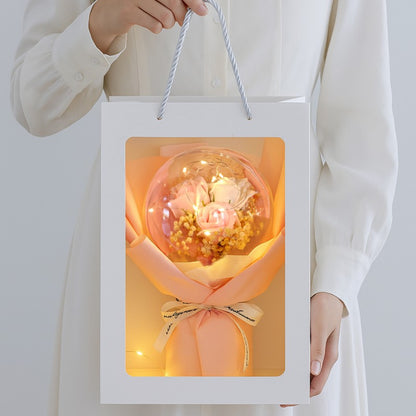 Een boeket geurende zeepbloemen in een geschenkzakje, bolvormig, met LED-verlichting